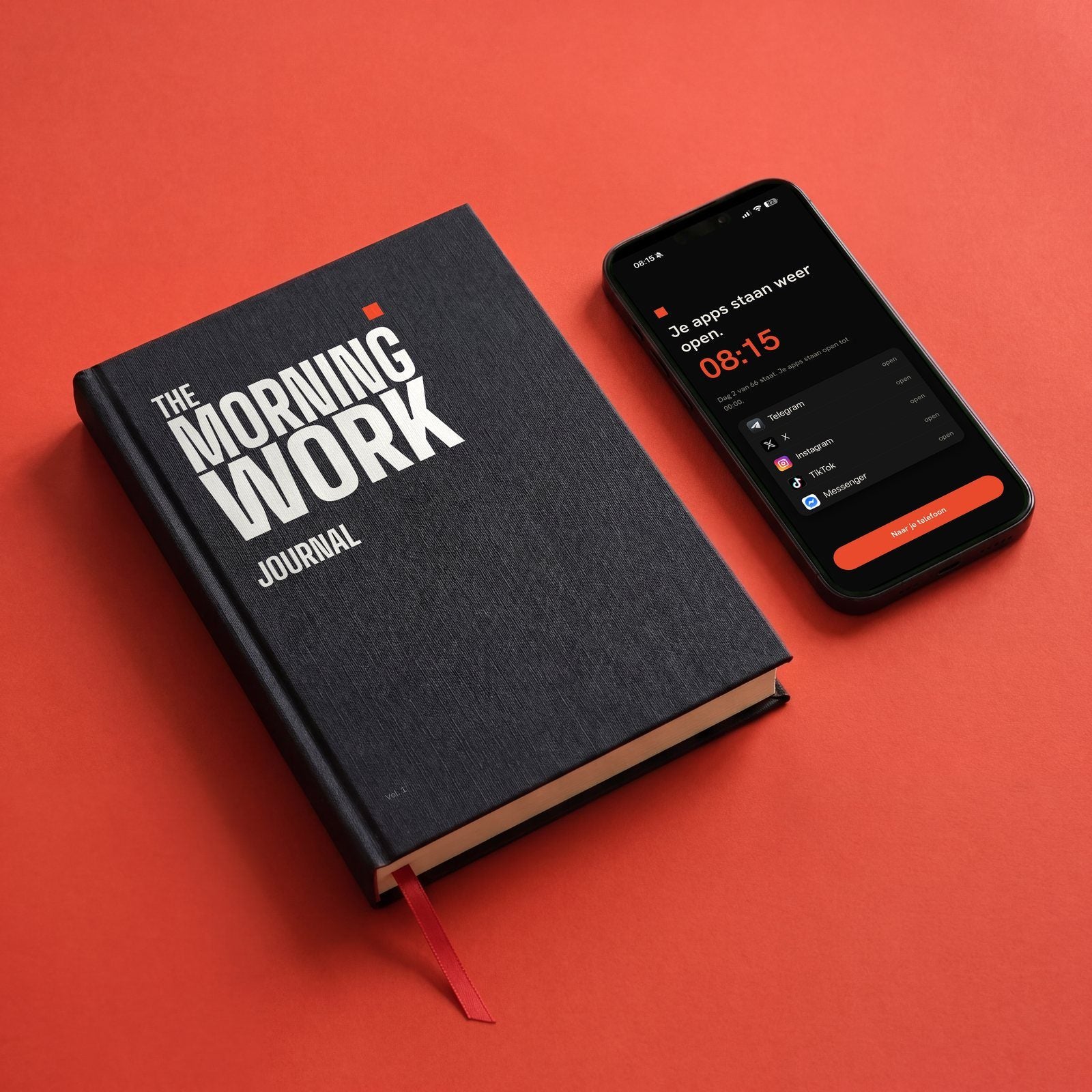 De journal op een rode ondergrond, ernaast de telefoon met het scherm Je apps staan weer open, 08:15