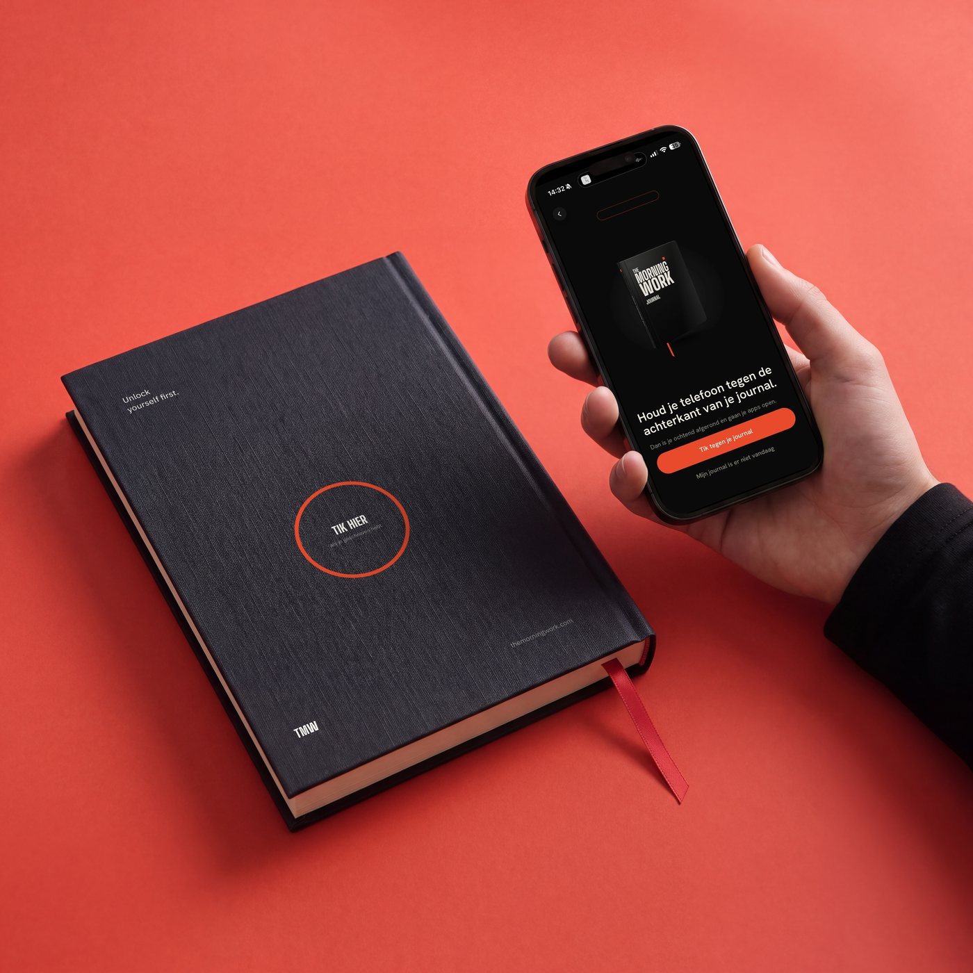 Een hand houdt de telefoon boven de achterkant van de journal, op het scherm staat Houd je telefoon tegen de achterkant van je journal