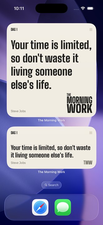 Het beginscherm van een iPhone met de widget van The Morning Work: Dag 1, Your time is limited, so don't waste it living someone else's life. Steve Jobs.